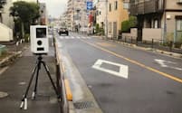 生活道路に設置された移動式の速度違反取り締まり装置（東京都葛飾区）=警視庁提供
