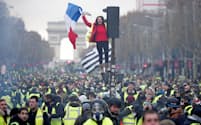 24日、パリのシャンゼリゼ通りで燃料税引き上げなどに抗議する市民ら=ロイター
