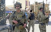 アフガニスタン西部で警戒にあたる米兵ら=ロイター
