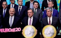 通貨ユーロ導入20年を祝うドラギECB総裁（前列中央）ら=ロイター
