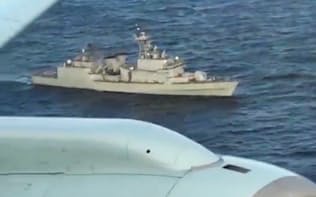 防衛省が公開した、昨年12月20日に海上自衛隊機（手前）へ火器管制レーダーを照射した韓国海軍艦艇の映像=防衛省提供
