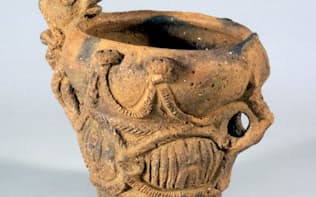 安道寺遺跡から出土したイノシシの頭部が付いた深鉢形土器（山梨県立考古博物館蔵）
