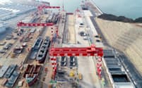 川崎重工の中国合弁会社、大連中遠海運川崎船舶工程（DACKS）の新ドック（中央）

