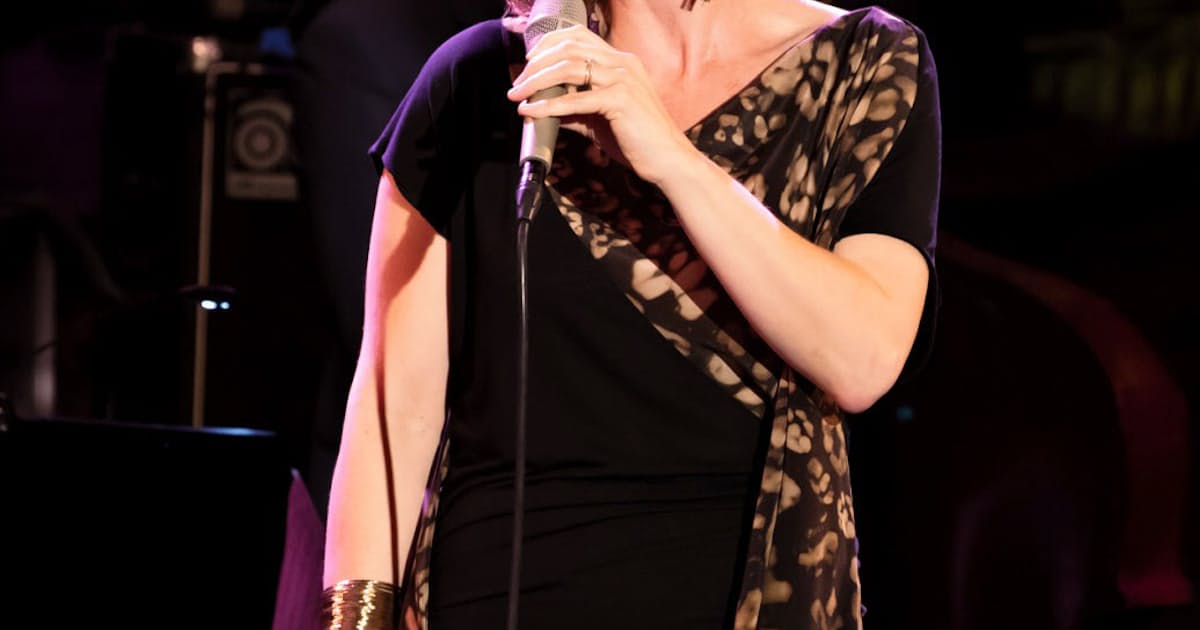 サラ ガザレク 日本経済新聞