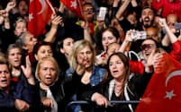 イスタンブール市長選のやり直しに抗議する野党支持者ら（5月6日、イスタンブール）=ロイター
