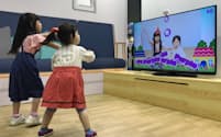 セガトイズの玩具はAR技術を活用して体を動かしながら英語を学べる（13日、東京都江東区）
