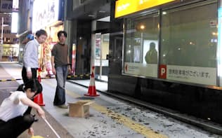 地震で割れた窓ガラスが散乱した新潟駅付近の歩道（18日、新潟市中央区）=新潟日報社提供
