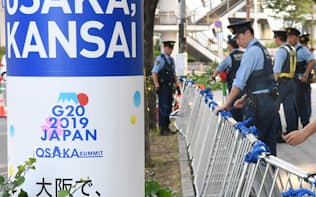 G20大阪サミット会場のインテックス大阪の周辺で警備の準備をする警察官（大阪市住之江区）
