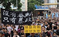 香港のデモは収束の兆しが見えない（7日、繁華街を行進する参加者）
