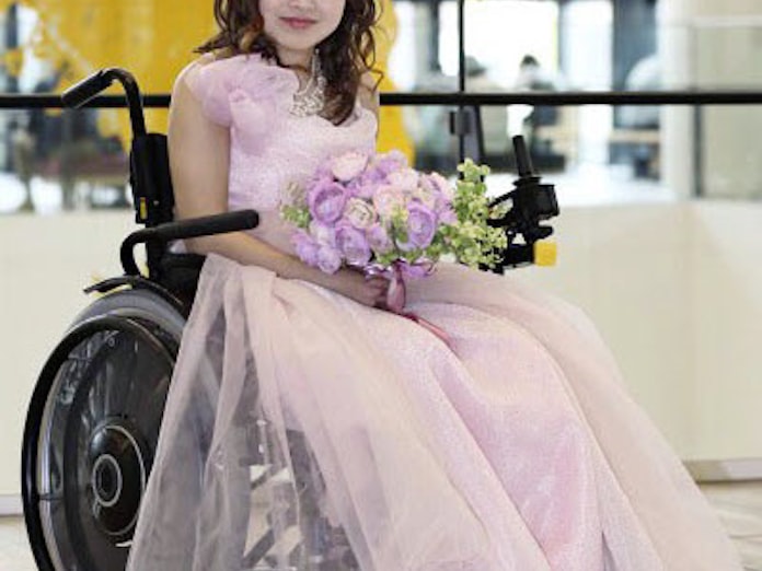 車いすの花嫁にドレスを 日本経済新聞 車いすの花嫁にドレスを 日本経済新聞
