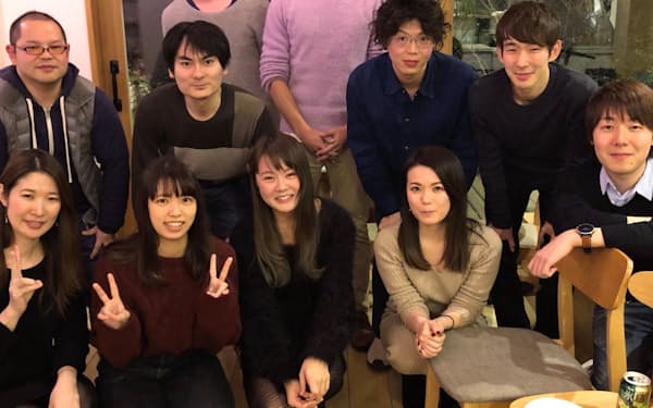 工藤氏（中央後ろ）が設立したUZUMAKIには15人が集う

