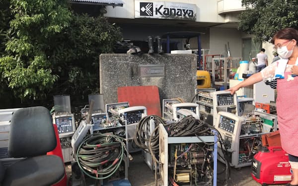 浸水被害にあった企業では社員らが復旧作業に追われた(12日、横浜市金沢区)