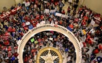 オクラホマ州議会で、教員らが2週間にわたり抗議活動を行い、教育予算の拡大などを勝ち取った（昨年4月）=ロイター
