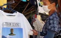 洞窟の周辺にはTシャツなどを売る屋台が並ぶ（13日、タイ北部チェンライ県）
