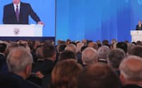 プーチン大統領は2018年3月の年次教書演説で原子力推進ミサイルの開発などに言及した=ロイター
