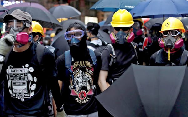 香港で6日に実施されたデモでは数万人の市民がマスク姿で参加した=ロイター
