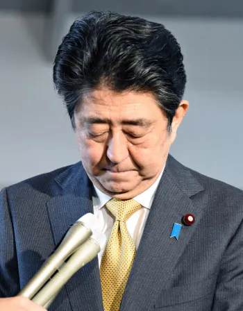 河井法相の辞任について頭を下げる安倍首相(31日、首相官邸)