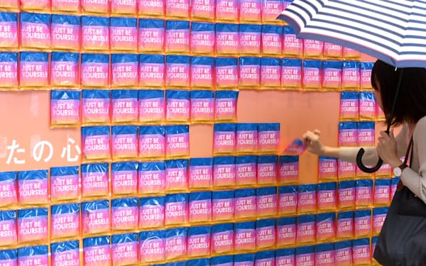 外壁に貼り付けられた生理用ナプキン。生理について考えるきっかけに（東京都渋谷区）
