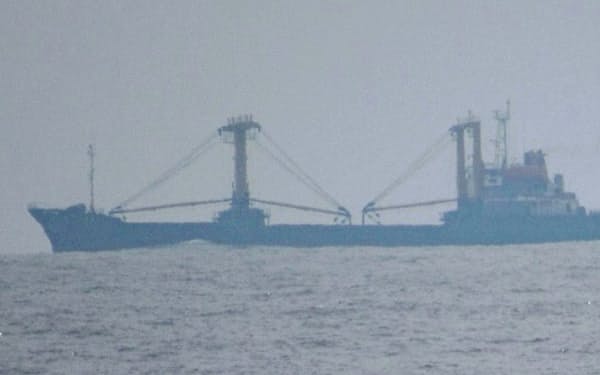 中国のものとみられる大型漁船（8月、大和堆周辺）=石川県漁協・小木支所提供
