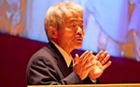 九州大で講演する中村医師（2014年、福岡市）=九州大提供
