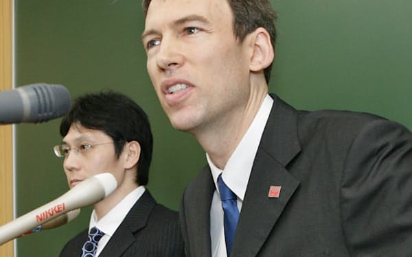 キャロン氏(右)は大阪製鉄と東京鋼鉄の合併を巡る委任状争奪戦で一躍有名となった（2007年2月、栃木県小山市）
