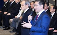 株主総会で選任されたLIXILグループの取締役（6月25日、東京都中央区）
