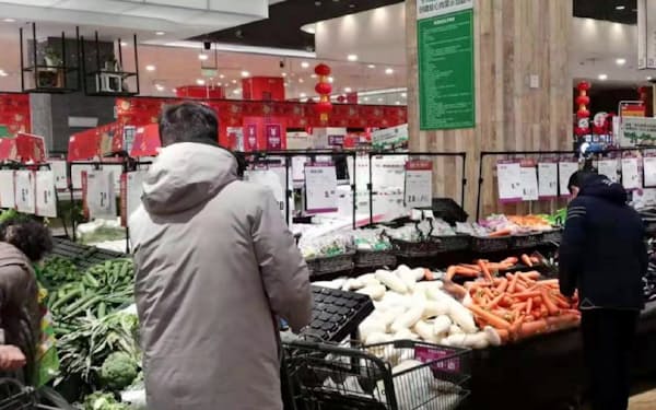 食料品を求めて買い物客が集まる（1月30日、武漢市内の「イオン経開店」）

