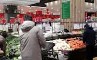 食料品を求めて買い物客が集まる（1月30日、武漢市内の「イオン経開店」）
