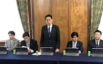 岸田政調会長は追加提言をまとめる考えを表明した（25日、国会内）
