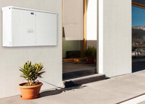 VPP普及には家庭用蓄電池がカギを握る(左上がイグアナ・テクノロジーズの蓄電池)
