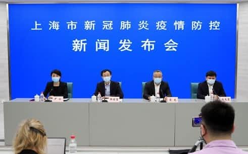 3月25日の記者会見で張文宏氏(右)は都市封鎖を否定していた(上海市政府ホームページから)
                                                        