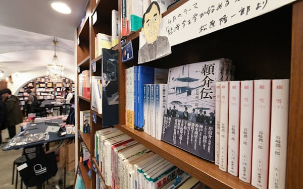 本棚の1区画を貸し出し、本を販売するシェア型書店「PASSAGE by ALL REVIEWS」(東京都千代田区)
                                                        