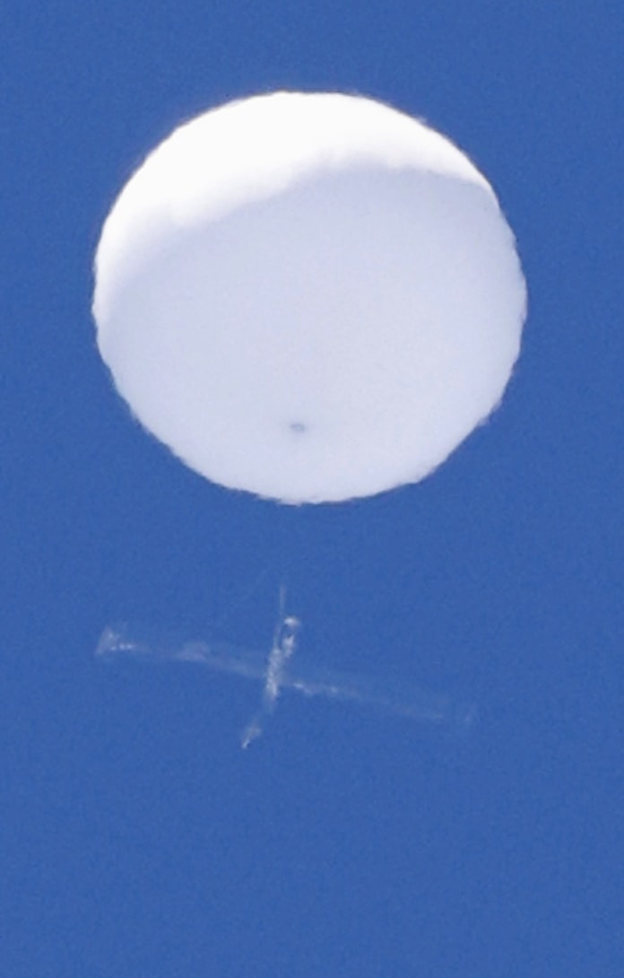 仙台の空 謎の白い球体 日本経済新聞 仙台の空 謎の白い球体 日本経済新聞
