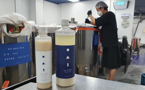 漢江酒造はソウル下町の130平方メートルの醸造所で「ナルセンマッコリ」を生産する
                                                        