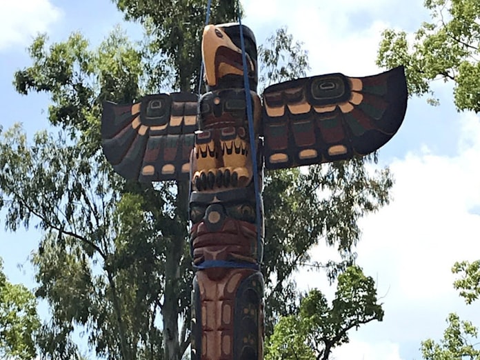 国立民族学博物館に新トーテムポール 日本経済新聞 国立民族学博物館に新トーテムポール 日本経済新聞