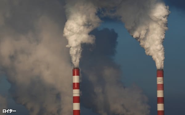 煙突から煙を出すポーランドの石炭火力発電所=ロイター
                                                        