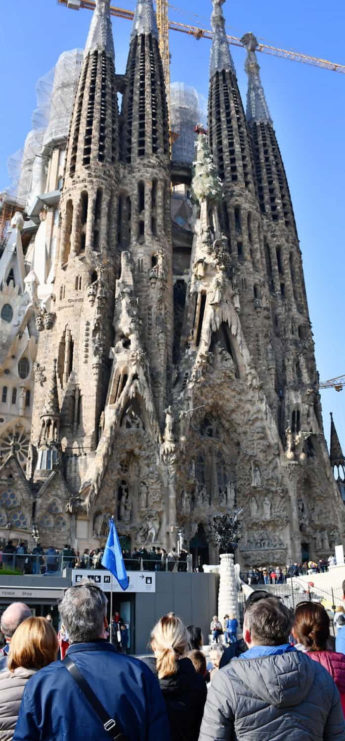 サグラダ ファミリア 予定の2026年完成 不可能に 日本経済新聞