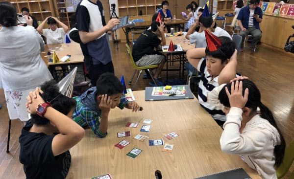 金沢工業大学の学生がSDGsを学ぶカードゲームを制作し、小中高生にゲーム形式で教えている(2019年6月)