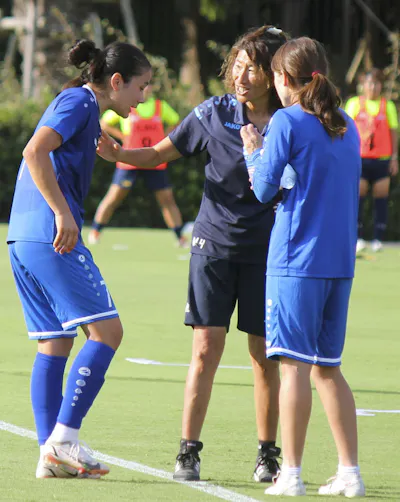 女子サッカーのウズベク代表 率いるは日本人 日本経済新聞 女子サッカーのウズベク代表 率いるは日本人 日本経済新聞