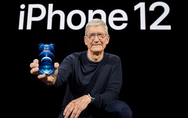 オンライン発表会で「iPhone12」を披露する米アップルのクックCEO=同社提供
