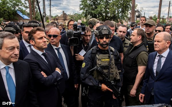 ウクライナを訪問し、ロシアによる攻撃の被害を視察するドイツのショルツ首相(前列(右))。前列は左からイタリアのドラギ首相、フランスのマクロン大統領(6月16日)=ロイター
                                                        