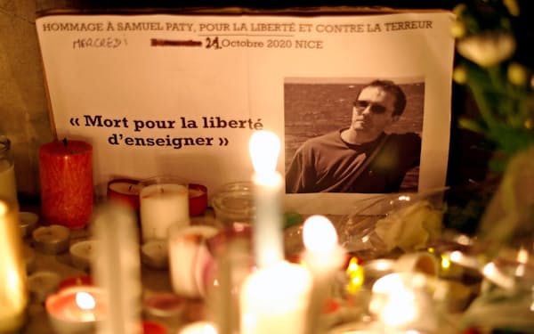 殺害された教師の追悼式がフランス各地で開かれている(21日、南仏ニース)=ロイター