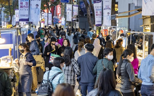 外国人観光客が戻ってきたソウルの繁華街・明洞
                                                        