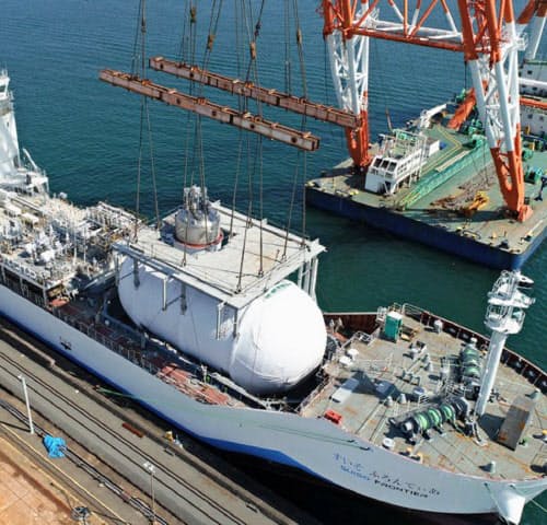 来年初めに豪州から水素を輸入する(川崎重工業の運搬船)=同社提供