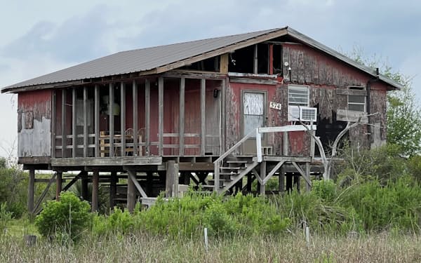 放棄された高床式の住宅(ルイジアナ州南部)
                                                        
