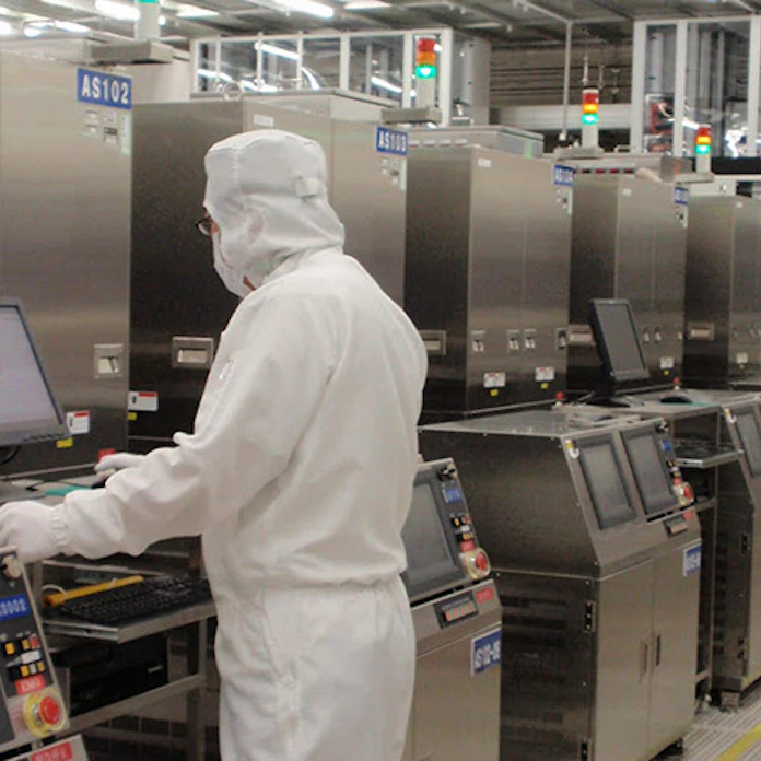 半導体ショック2 自社生産か外部委託か 日本経済新聞