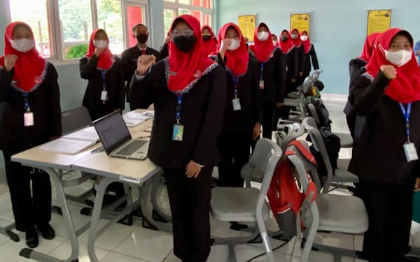 インドネシア職業専門学校のミトラ・インダストリMM2100の生徒は毎回授業前に日本の5つの価値をそらんじる(1月、ジャカルタ郊外)
                                                        