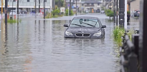 車の水没、救援要請殺到 秋田大雨で男性死亡 移動時の危険浮き彫り 冠水前、早めの避難重要 - 日本経済新聞
