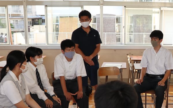 校則の見直しについて議論する足利清風高校の生徒ら(栃木県足利市)
                                                        
