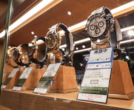 ロレックスに走る人びと 中 実勢価格 10年で4倍 日本経済新聞 ロレックスに走る人びと 中 実勢価格 10年で4倍 日本経済新聞